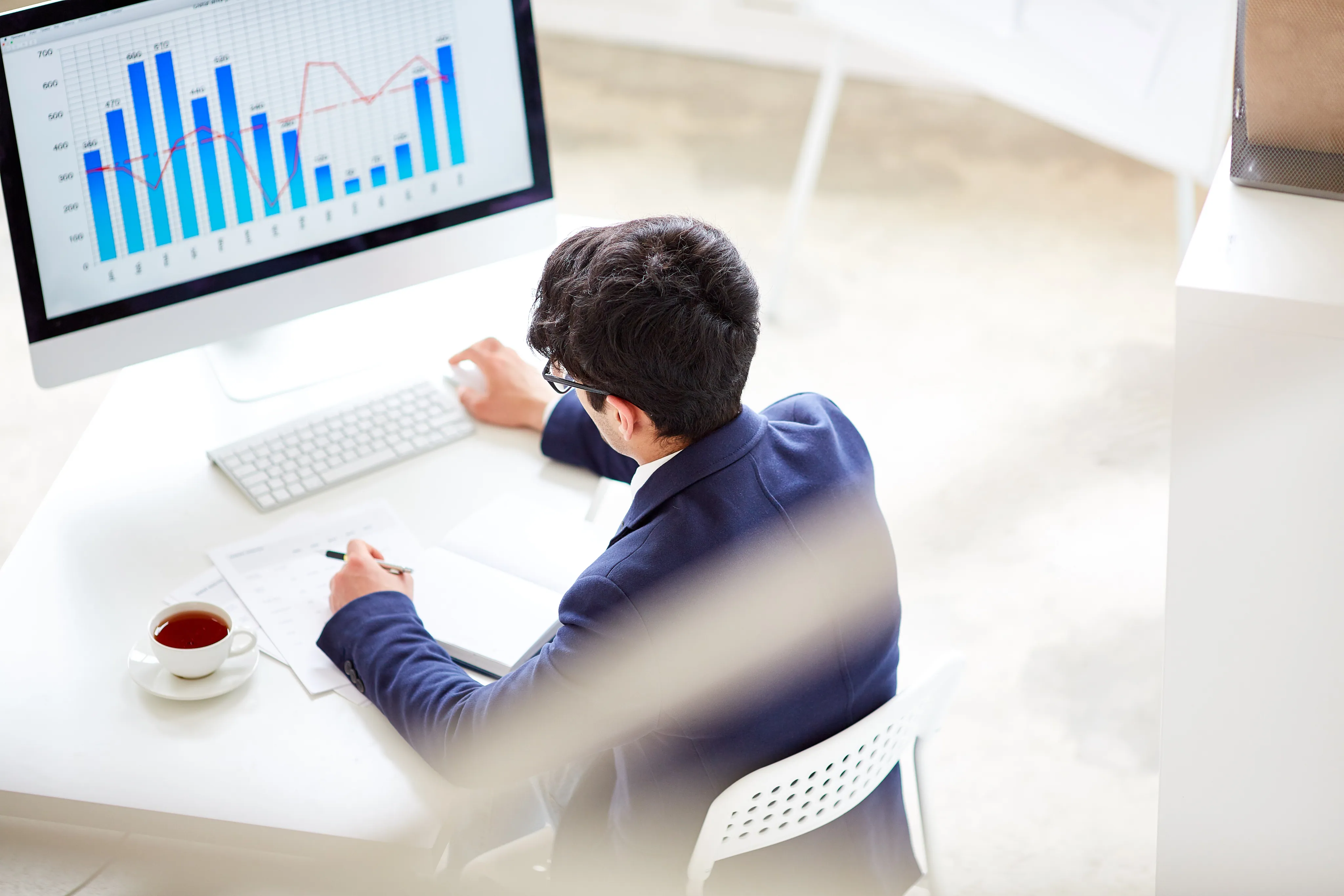 Profesional revisando métricas en una estación de trabajo